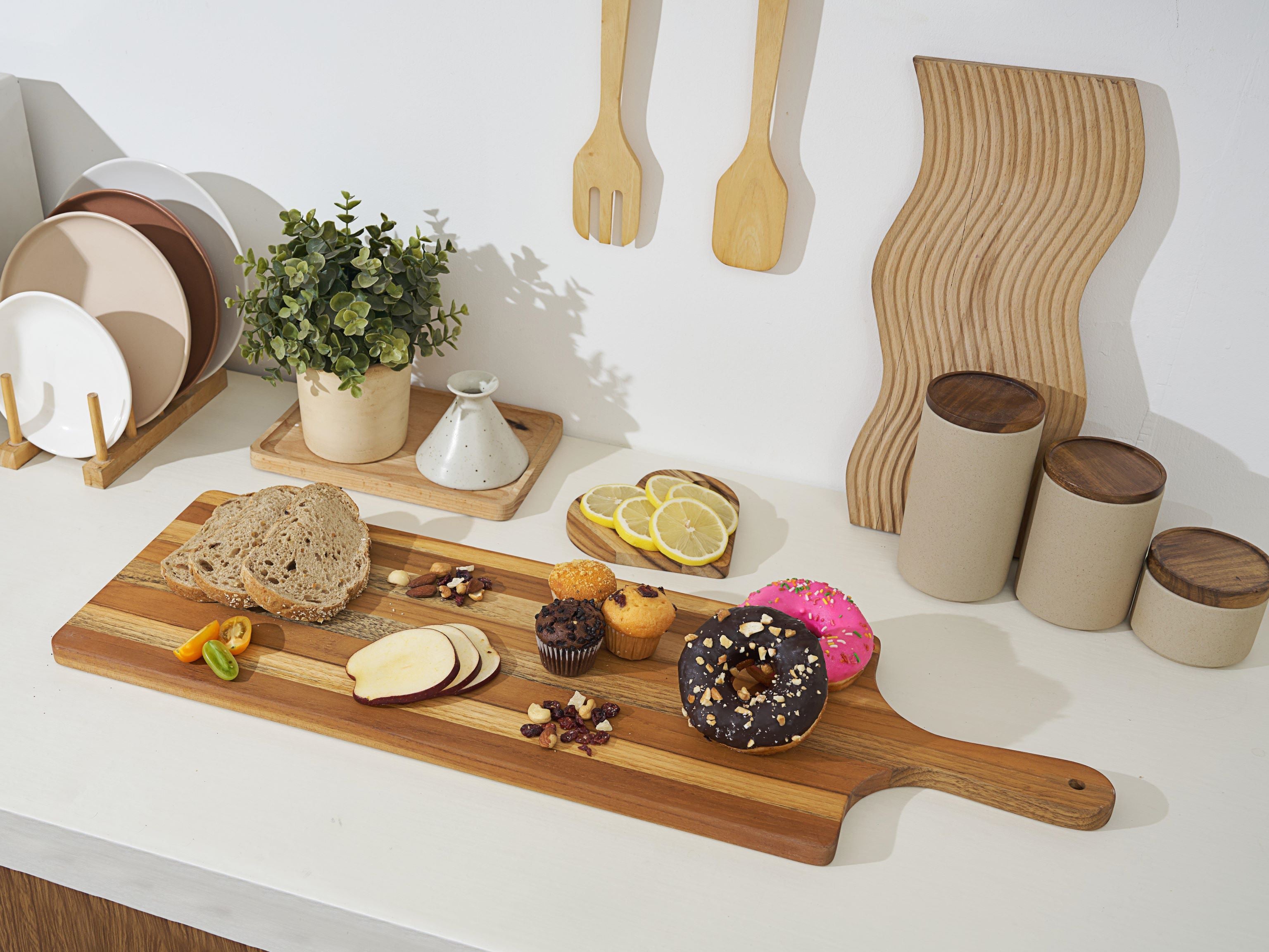 Le Charcuterie solid teak serving board with handle