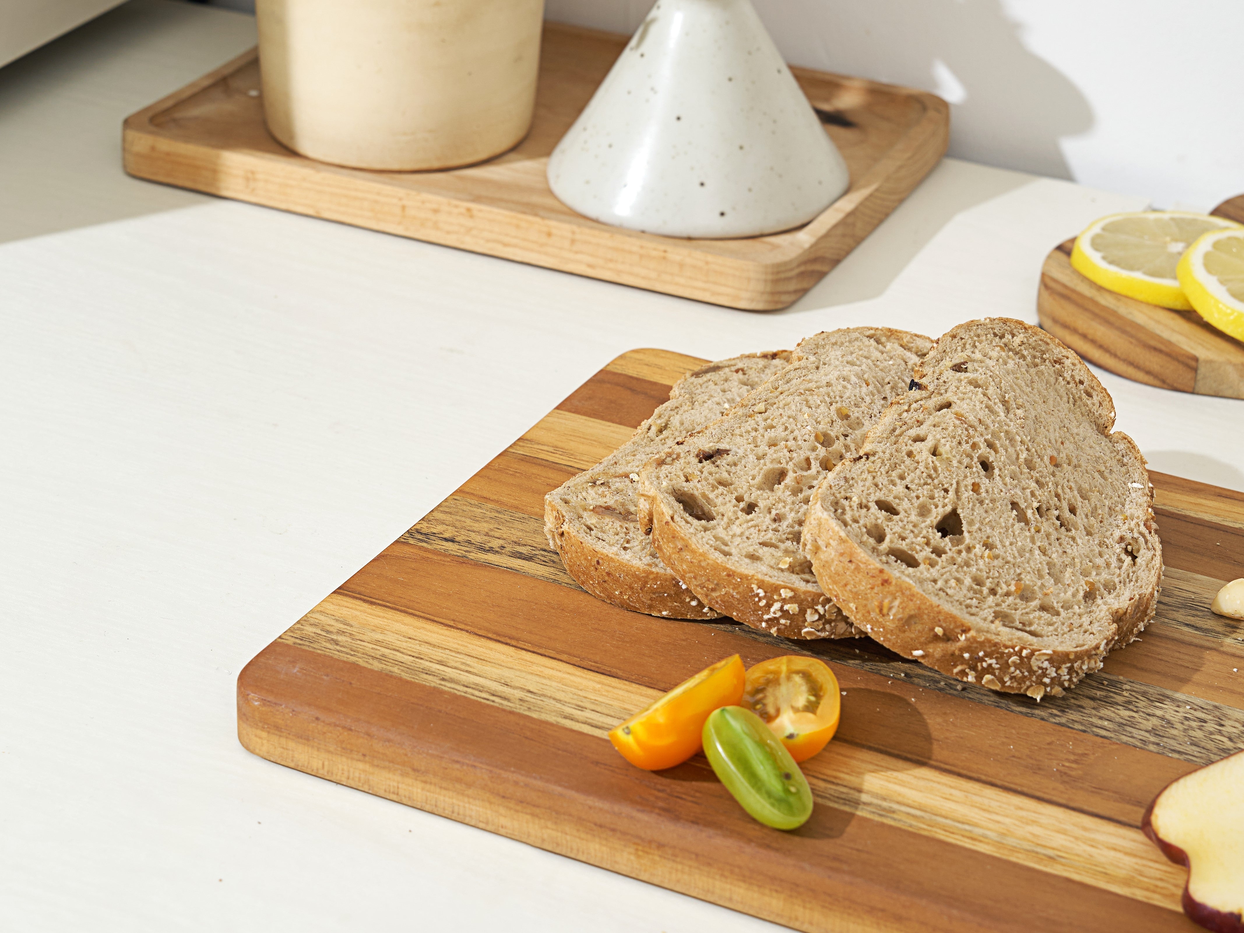 Le Charcuterie teak board wood grain detail
